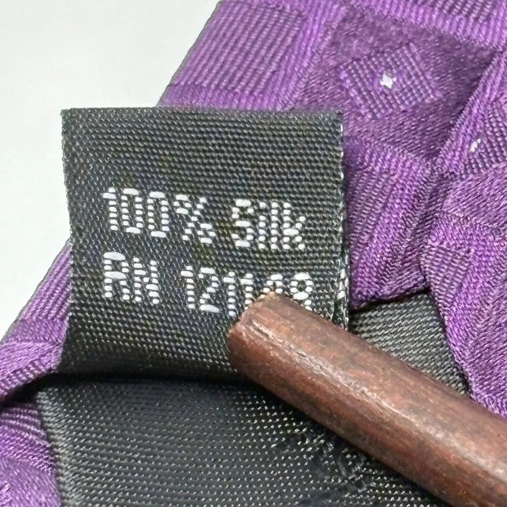 Calvin‎ Klein Men 100% Silk Geometric Pattern Purple Necktie